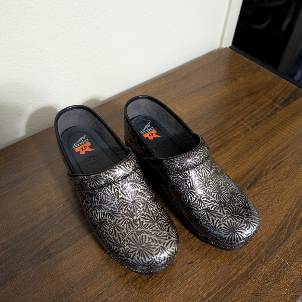 Dansko XP 2.0 Women’s Clogs Black & Silver Palm Leaf US Size 10.5-11 EU 41